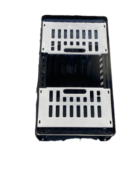 Geflügeltransportkiste von oben geöffnet